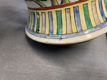 Une paire de vases couverts en porcelaine de Chine famille verte &agrave; d&eacute;cor de dragons, 19&egrave;me